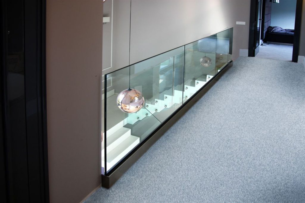 Nowoczesna balustrada ze szkła hartowanego