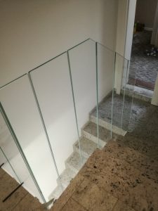 Minimalistyczna balustrada szklana na schodach