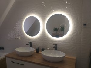 Lustra podświetlane – funkcjonalność i design